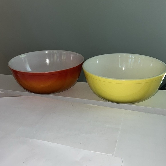 Set of Two Pyrex 4Q Primary Yellow and Flameglo Bowls - Picture 5 of 9